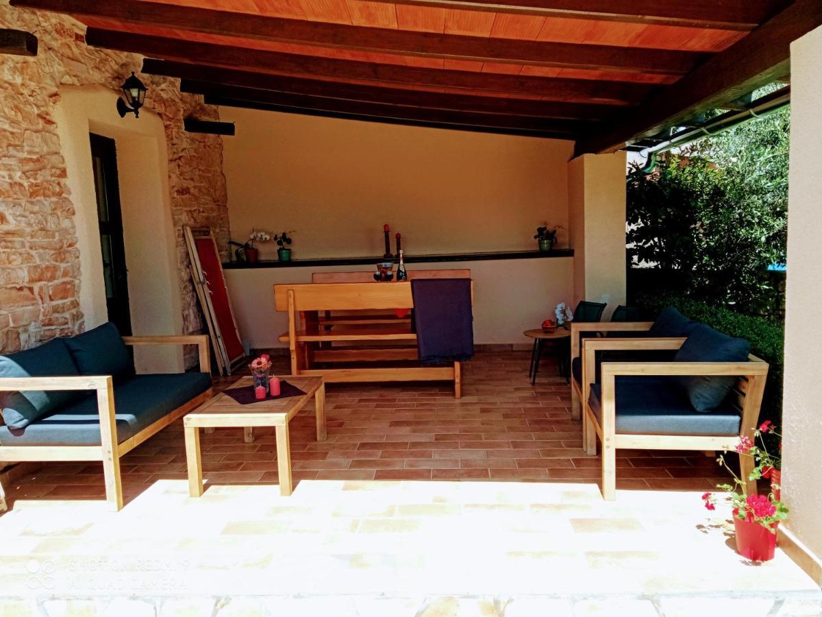 Mala Kuca Sa Velikim Grijanim Bazenom Antonio Villa Šišan Bagian luar foto