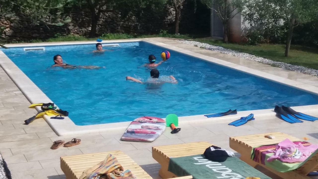 Mala Kuca Sa Velikim Grijanim Bazenom Antonio Villa Šišan Bagian luar foto